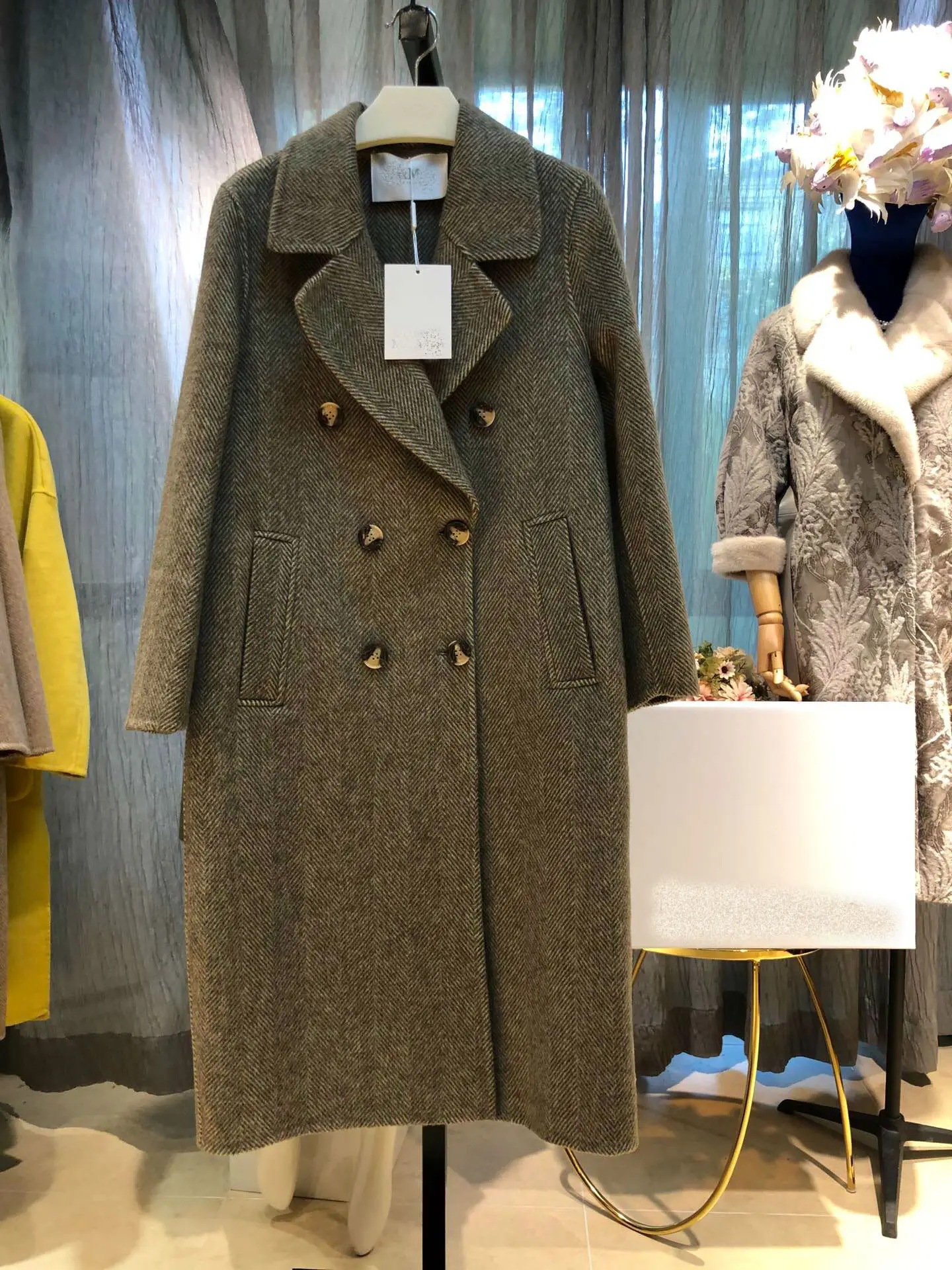 Новое модное высококачественное Оригинальное шерстяное зимнее пальто для женщин с двубортным и отложным воротником