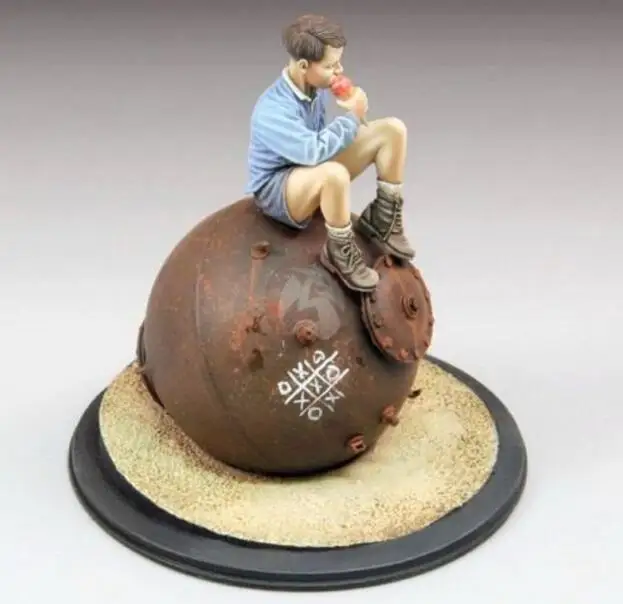 Модель из смолы 1/35 года строительный комплект фигурка мальчика сидящего на