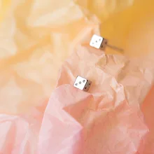 Подлинная стерлингового серебра 925 минимализм куб кости CZ миниатюрные серьги-гвоздики для женщин Девушка Мода Вечерние подарок G3476