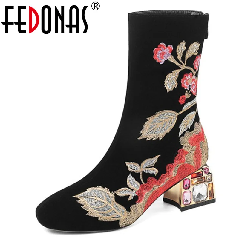 FEDONAS/женские ботинки «Челси» на высоком каблуке со стразами; большие размеры; обувь для танцев на выпускной; женские замшевые ботильоны с вышивкой