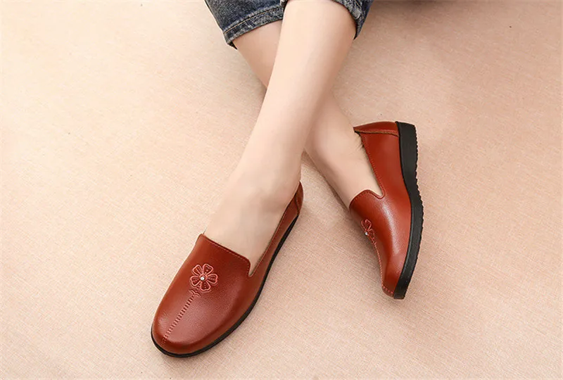 YAERNINew autumn pu leather women moccasins flat shoes embroidered moms flat shoes ballerina shoes casual shallow boat soft shoe