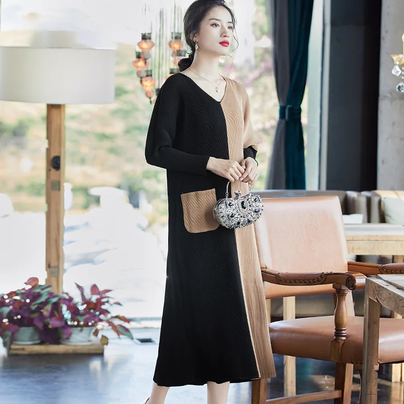 

Plus Size Dress Women 2020 Early Spring V Nck Fashion Contrast Color Elastic Miyake Pleated Loose Casual Dress Female