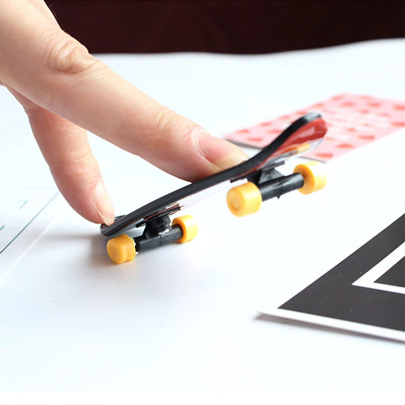 1pcs Mini Finger Skateboard Emerging Children's Toy Creative Fingertip Sports Finger Scooter Skate Boarding Game Boys Desk Toys