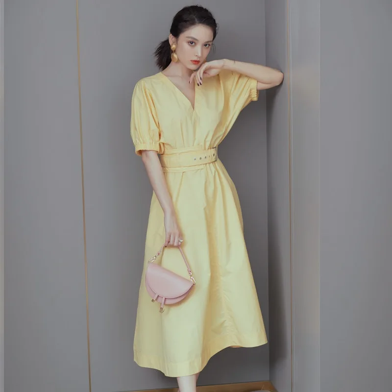 Женское платье средней длины с поясом желтое v образным вырезом и коротким