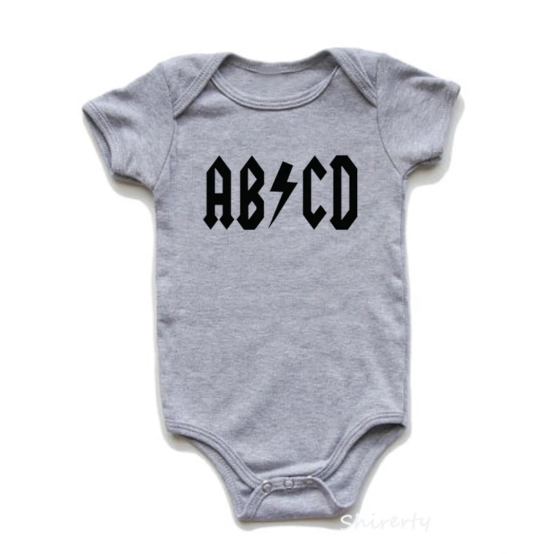 Забавная детская одежда с буквенным принтом ABCD одежда для малышей Rock Acdc хлопковый комбинезон для Новорожденные девочки-мальчики, Экипировка Одежда комбинезон 0-24 м