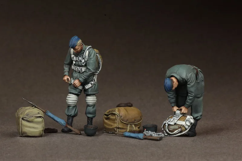 1/35 Resin Figure Model kits  2 figures Unassambled Unpainted 767-1