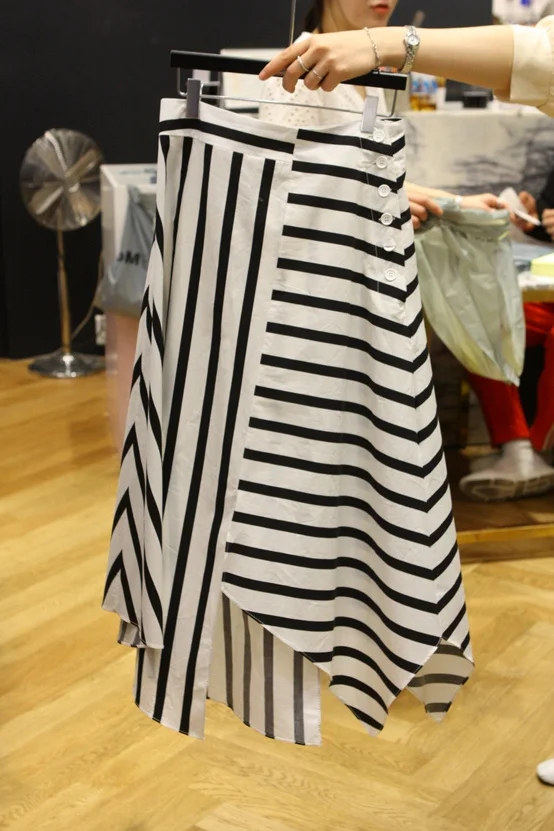 Летняя новая Корейская элегантная юбка в полоску с неровной строчкой для похудения в черно-белую полоску, модные женские юбки-солнце