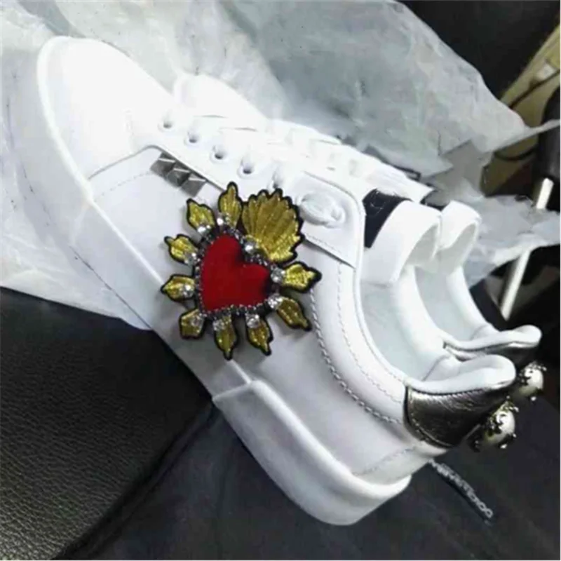 Сникеры с рисунком в виде граффити с сердечками; женская обувь из натуральной кожи; роскошный драгоценный камень; женская обувь на плоской подошве со шнуровкой; Новинка; женская обувь белого цвета высокого качества