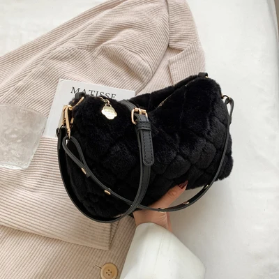 Super Fire Small Bag Female 2022 Autumn And Winter New Trendy Fashion Plush Shoulder Bag Western Style Crossbody Bag