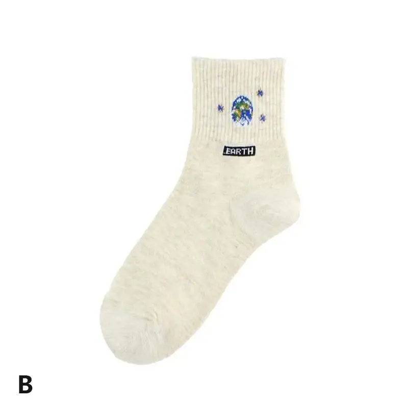 New Cotton Socks Moon Sun Planet Explosions Casual Socks South Korean Harajuku Creative Astronaut Cotton Cute Socks - Цвет: Black