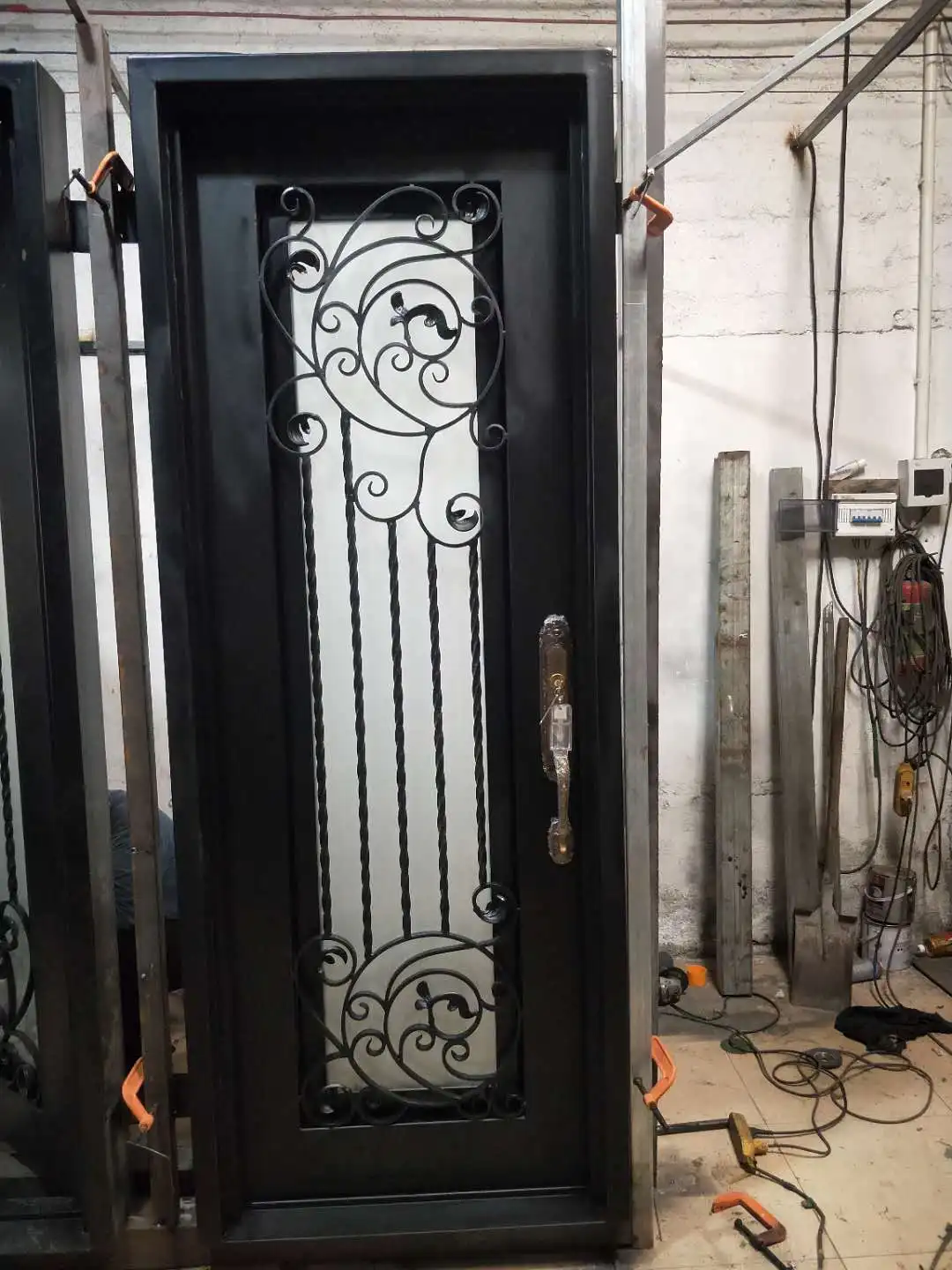 20 Diseños de puertas de hierro forjado  Wrought iron doors front  entrances, Iron door design, Door gate design