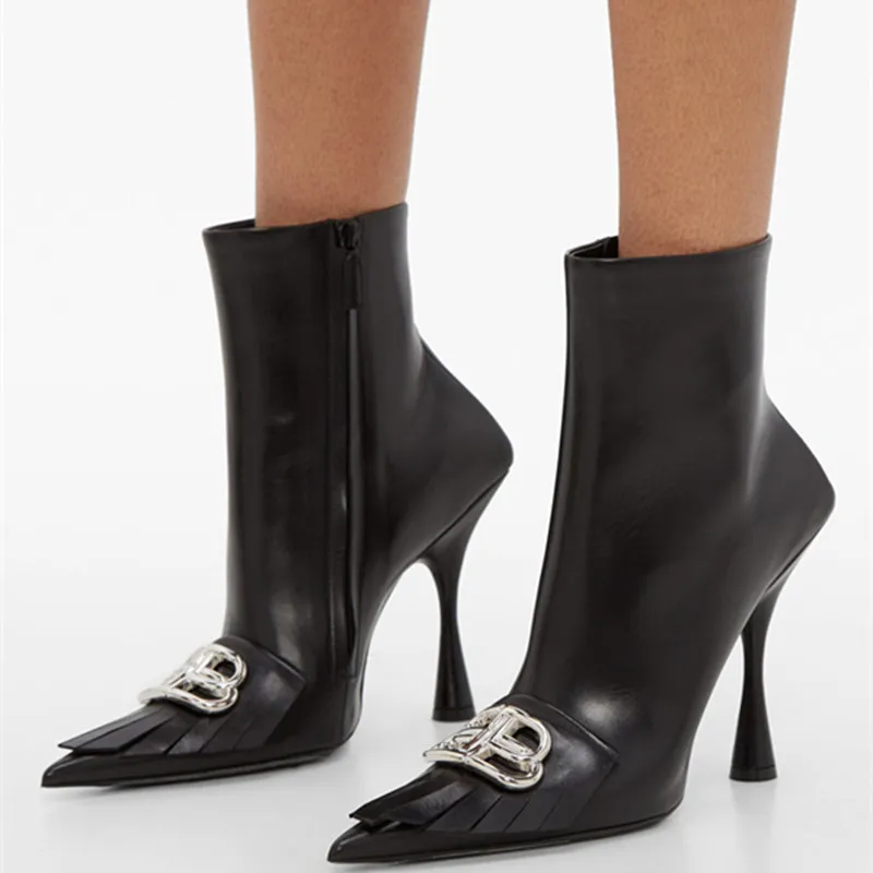 Пикантные женские ботильоны на высоком каблуке; ботинки с острым носком; женские ботинки с металлическими украшениями; Клубная обувь для вечеринок; роскошные дизайнерские женские ботинки