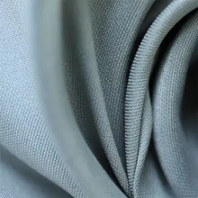 Синяя шелковая ткань сильно весит