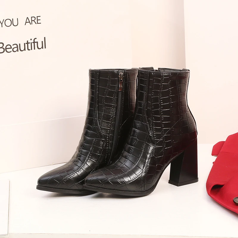 Женские ботинки ботильоны из искусственной кожи на высоком квадратном каблуке модная женская обувь с острым носком на молнии; сезон осень-зима новинка года; Цвет черный, белый, синий, красный