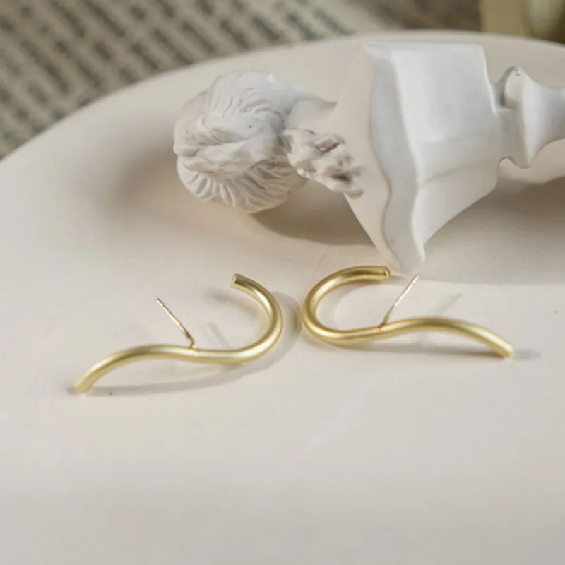 Минималистичные золотые нерегулярные с волнообразными линиями крючок форма маленькие серьги-гвоздики для женщин Девушка Простые Модные ювелирные изделия