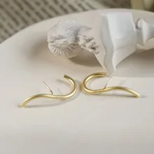 Минималистичные золотые нерегулярные с волнообразными линиями крючок форма маленькие серьги-гвоздики для женщин Девушка Простые Модные ювелирные изделия