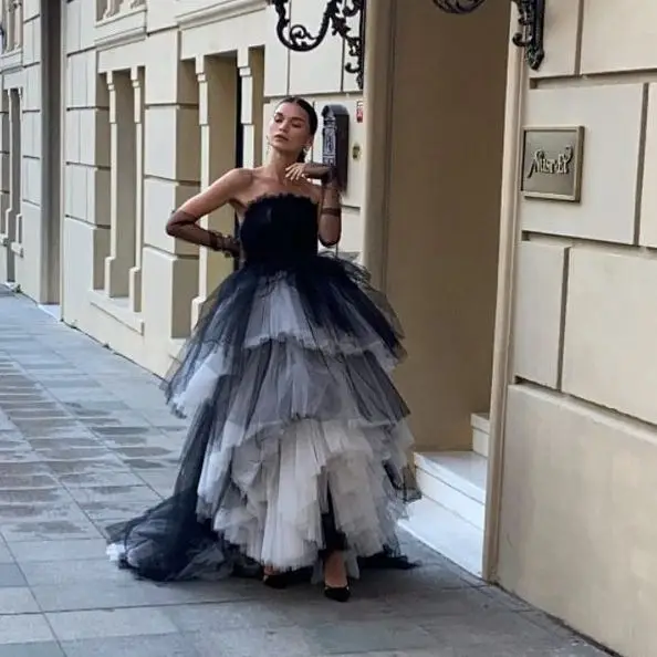 Шикарное свадебное платье без бретелек черно-белое Тюлевое для выпускного