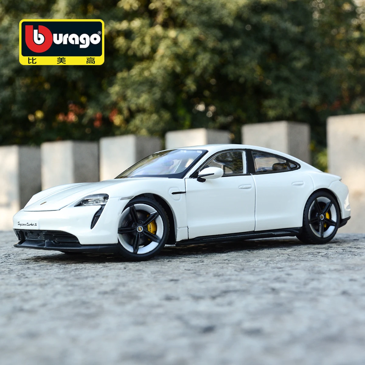 

Модель гоночного автомобиля Bburago, масштаб 1:24, Porsche Taycan Turbo S