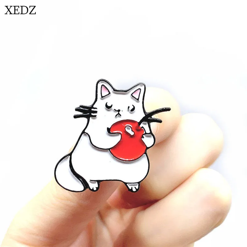 XEDZ, новинка, белая брошь в виде котика, клубники, модная, персональная, милая, мультяшная кошка, различные формы, значок, джинсовая одежда, подвеска, подарок - Окраска металла: XZ1310