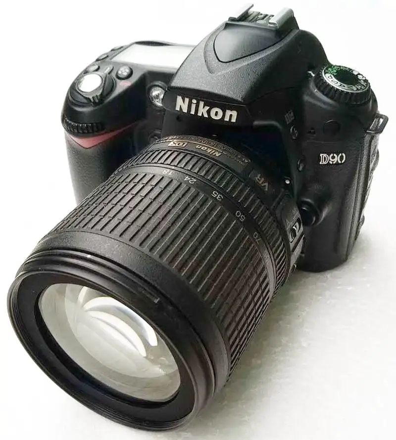 USEDNikon D90 12.3MP DX-Format CMOS Digital SLR Camera with 18-105 mm f/3.5-5.6G ED AF-S VR DX Nikkor Zoom Lens