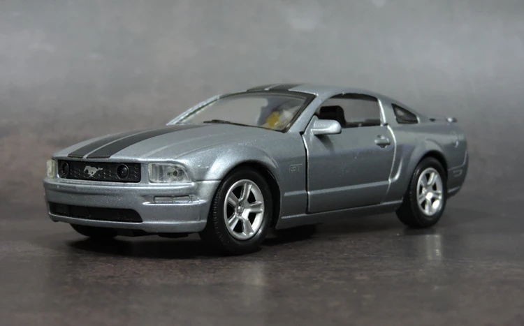 1/32 специальный литой металлический мускульный автомобиль Mustang GT 2005 домашний дисплей коллекция моделей игрушек для детей