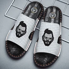 Мужские сандалии 39 s; кожаная повседневная Летняя обувь; коллекция года; пляжные шлепанцы; черные мужские дышащие приятные тапочки с закрытым носком