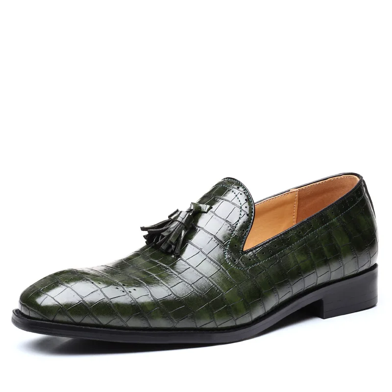 Весенние мужские модельные туфли в деловом стиле с квадратным носком; кожаная мужская обувь без шнуровки с броги с бахромой и перфорацией; модная свадебная обувь с перфорацией типа «броги» - Цвет: Зеленый