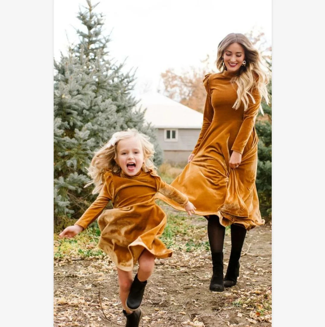 

2019 Winter Mother Daughter New Year Family Look Women Girl Velvet Long Sleeve Dress Elegant Clothes Longuette Moda Familia Ropa