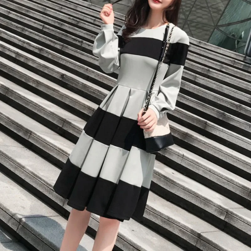 

Long Sleeve Striped Patchwork Dress 2019 Autumn New Vintage round neck Office Lady Casual Knee-Length Pleated A-Line Dress
