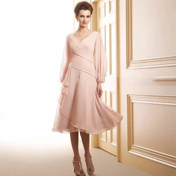 

Light Pink Long Sleeves Pleated Mother of the Bride Dresses 2020 V Neck Knee Length Chiffon Wedding Mother Evening Dress A line