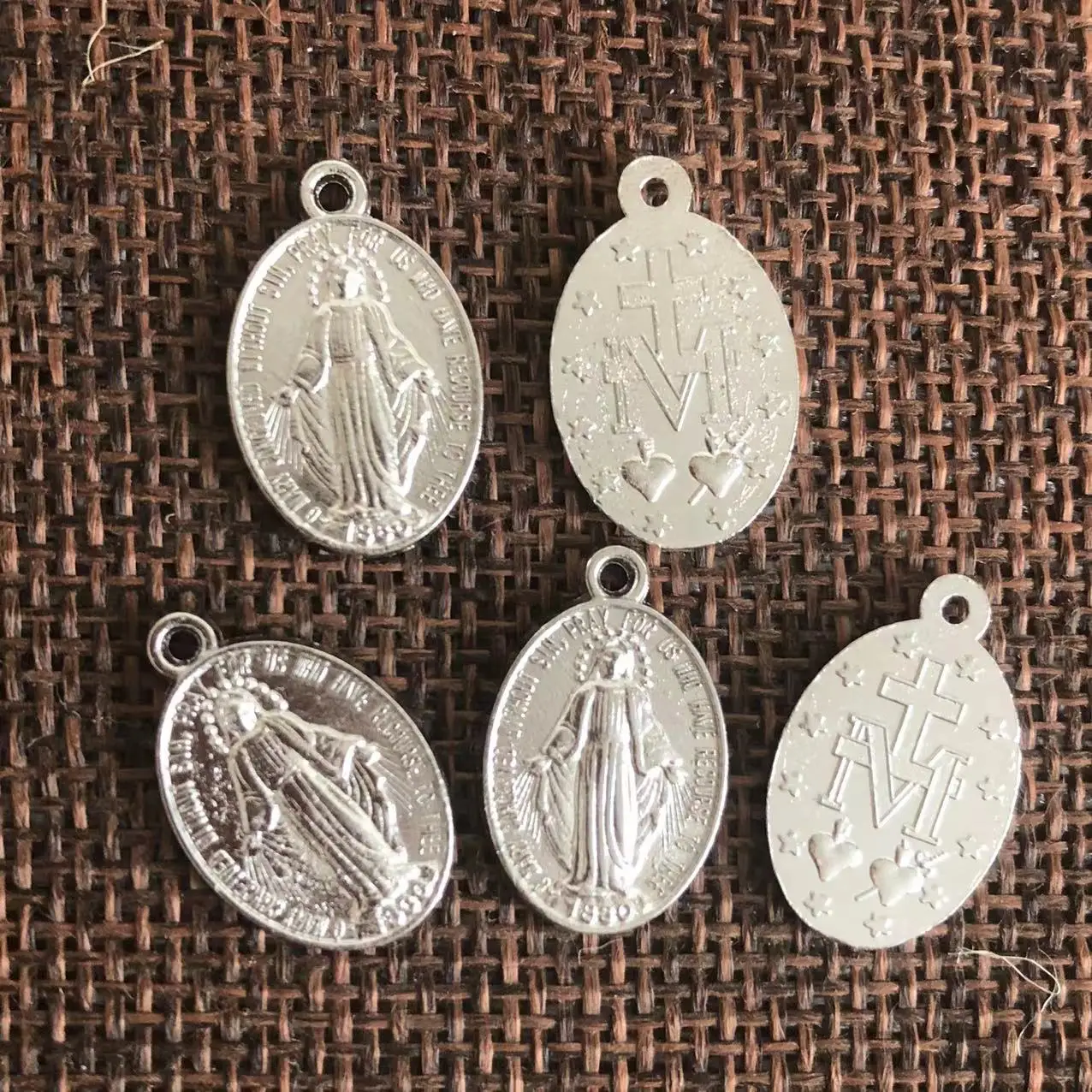 

100pcs/pack cheap zinc alloy metal our lady of Grace charm, one hole catholic accessory,Our Lady of Grace rosary pendant