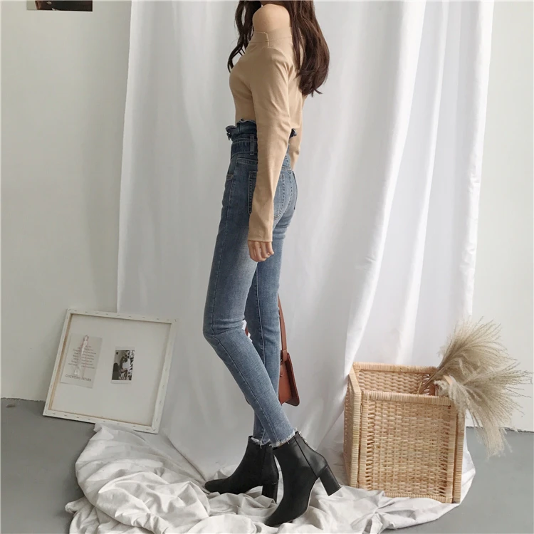 Slender high-waisted jeans with elastic flounces and pencil pants