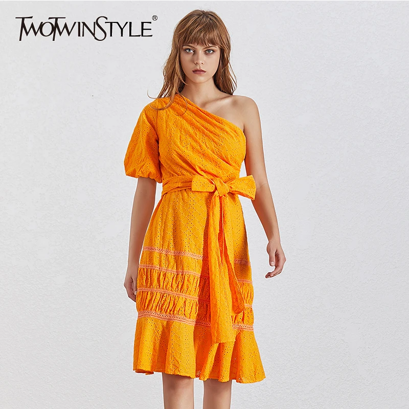 Женское платье миди TWOTWINSTYLE повседневное однотонное на одно плечо с пышными