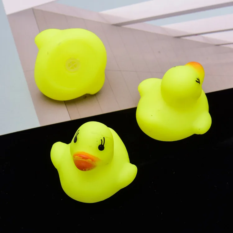 Играть с водой маленькая Желтая утка Мини Ванна игрушка маленькая утка играть с водой Пляж Детские развивающие виниловые игрушки оптом