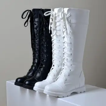 melhor Olomlb US4-11 Goth Round Toe Equitação Sapatos De Combate Das Mulheres Salto Baixo Rendas Até O Joelho Botas Altas Motociclista Motocicleta Preto Branco Mais Sz