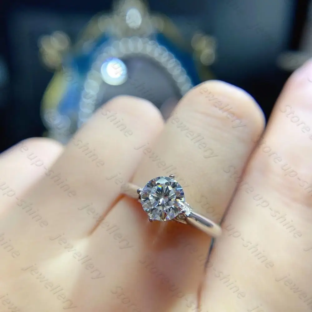 

Женское кольцо из серебра 925 пробы с бриллиантом