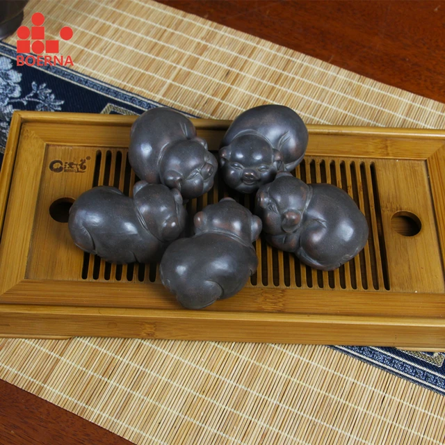 BOERNA Nixing 점토 사랑스러운 돼지 입상 장식은 중국의 Nixing 도기로 만들어진 수제 도자기 장식품입니다.