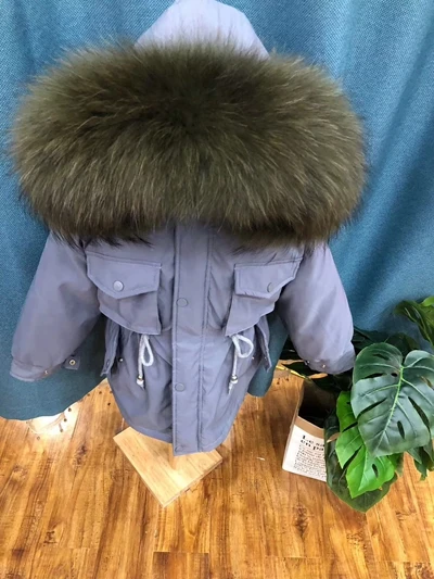 Grey Green Fur Детское пальто с натуральным мехом Куртка для маленьких мальчиков и девочек детские куртки с большим мехом енота пальто с капюшоном серая, черная теплая парка для девочек TZ419 - Цвет: Grey Green Fur
