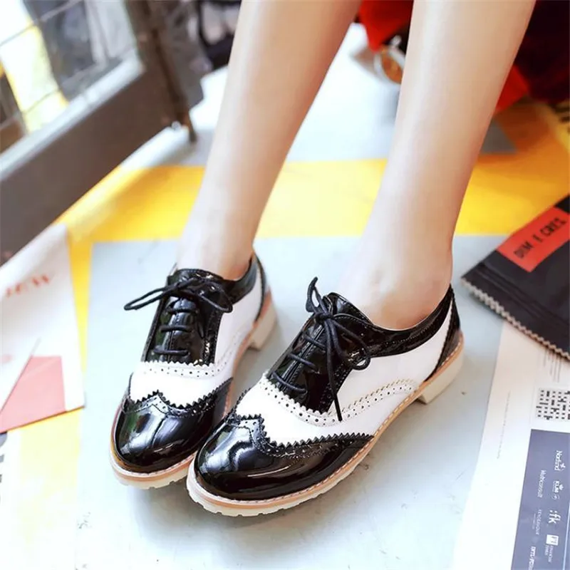 

Plus Size 33-43 Oxford Shoes For Woman British Lace Up Carved Female Brogues Shoes 2020 Patent Leather Women Flats Oxfords Shoes