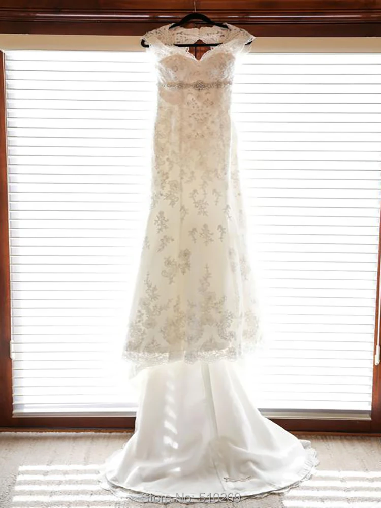 

Gorgeous Customized Hot Sale Trumpet V Neck Sleeveless Keyhole Back Lace Appliques Beaded Pearls Bridal Gown Wedding Dresses