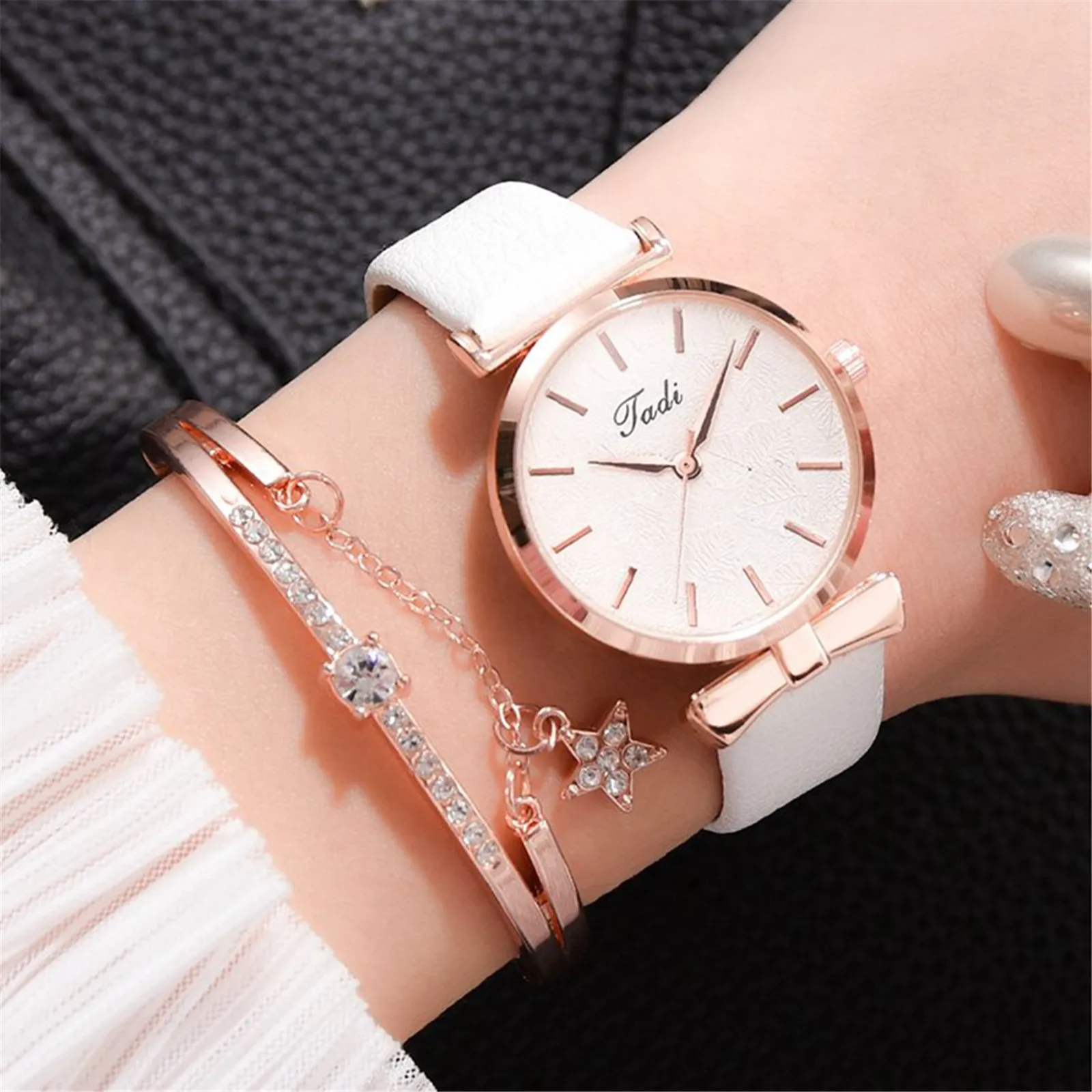 Reloj de pulsera de cuarzo y cuero para mujer, accesorio de moda informal, lujoso, pequeño, exquisito, reloj de pulsera de regalo