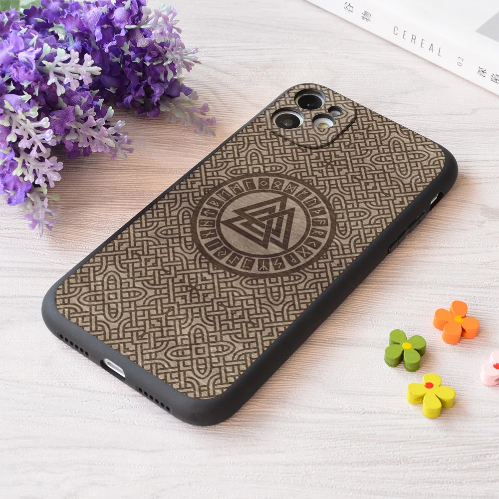 Мягкий матовый чехол для iPhone Valknut с символом и рунами на кельтском узоре
