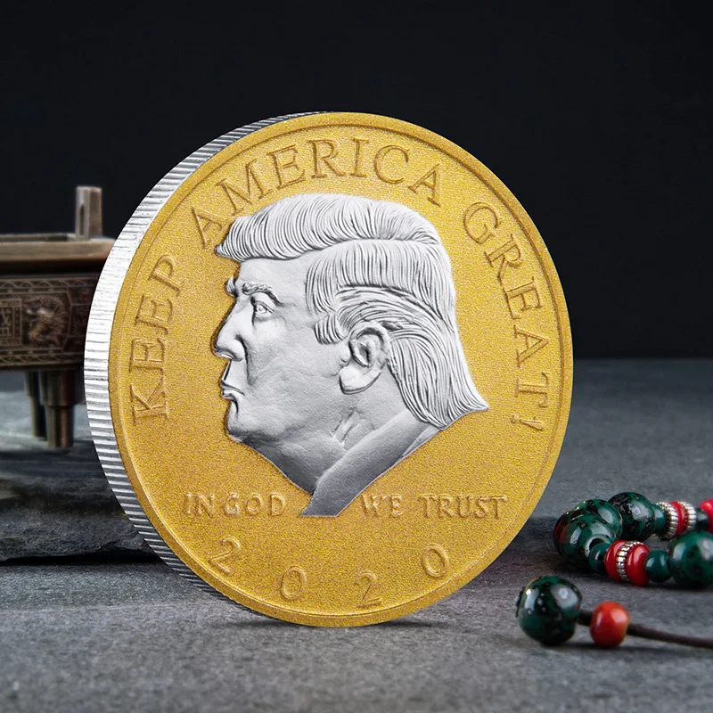 Дональд Трамп держать Америка великим командором в главный Золотой наградная монета