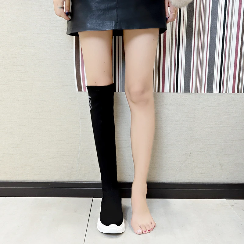 Zapatos de mujer/Сапоги выше колена; женские сапоги до бедра из эластичной ткани; коллекция года; пикантная женская обувь на плоской подошве; длинные сапоги; Bota Feminina