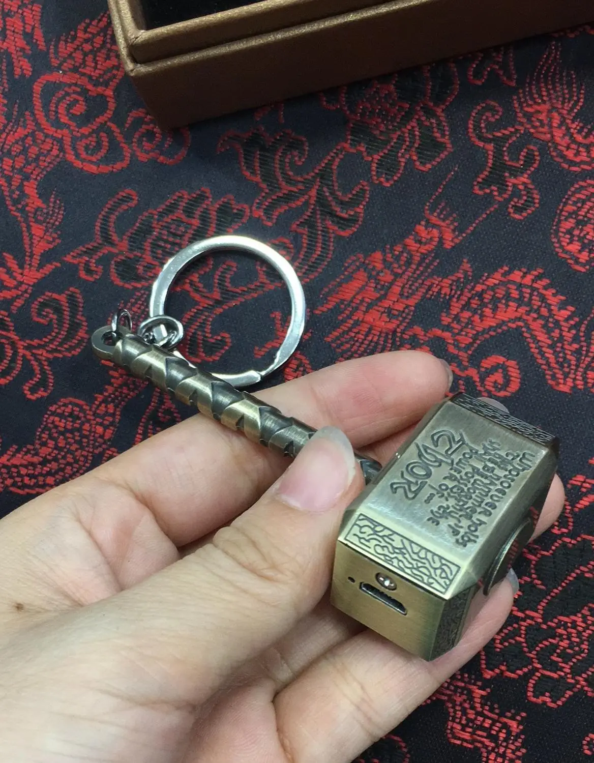Удар Тора модель ветрозащитный USB Зажигалка; креативный ключ узорная цепь молоток Зажигалка для сигарет