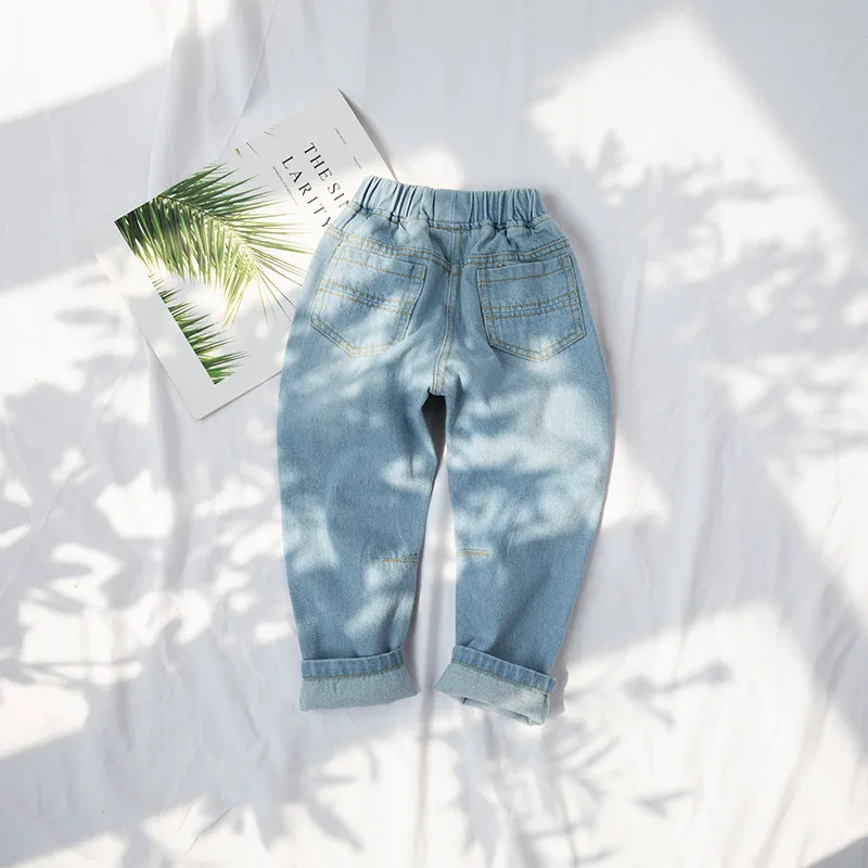 Модные рваные детские джинсы для девочек и мальчиков; сезон весна-лето; джинсы для девочек; повседневные свободные рваные джинсы детские джинсовые брюки
