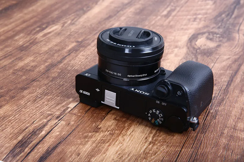 Металлическая крышка горячего башмака и вогнутая кнопка спуска затвора наклейка