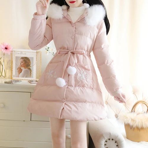 3 kleur Nieuwe Winter Grote Bontkraag Hooded Vrouwen Parka Borduren Bloemen Lange Donsjack Vrouwelijke Hairball Lace Up Katoen jas 3 kleur Nieuwe Winter Grote Bontkraag Hooded Vrouwen Parka Borduren Bloemen Lange Donsjack Vrouwelijke Hairball Lace Up Katoen jas