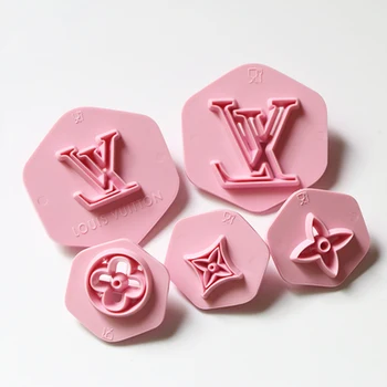 

3D L and V Letter 3D Printing Mold 5Pcs/Set Different Patterns Famous Brand Luxury Logo Shape Plastic Cookie Cutter Mold Cake De