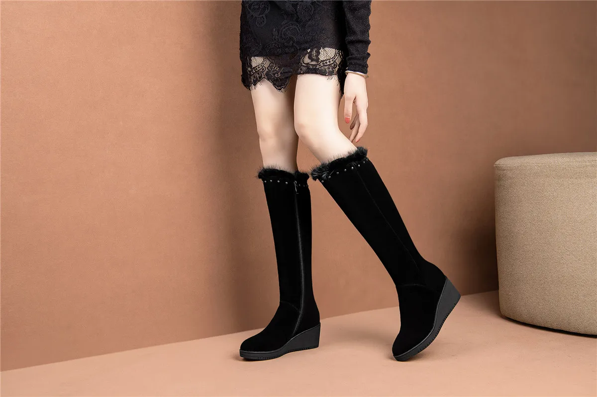 Женские зимние сапоги до колена из натуральной замши на танкетке; удобные женские высокие сапоги с заклепками; женская обувь черного цвета
